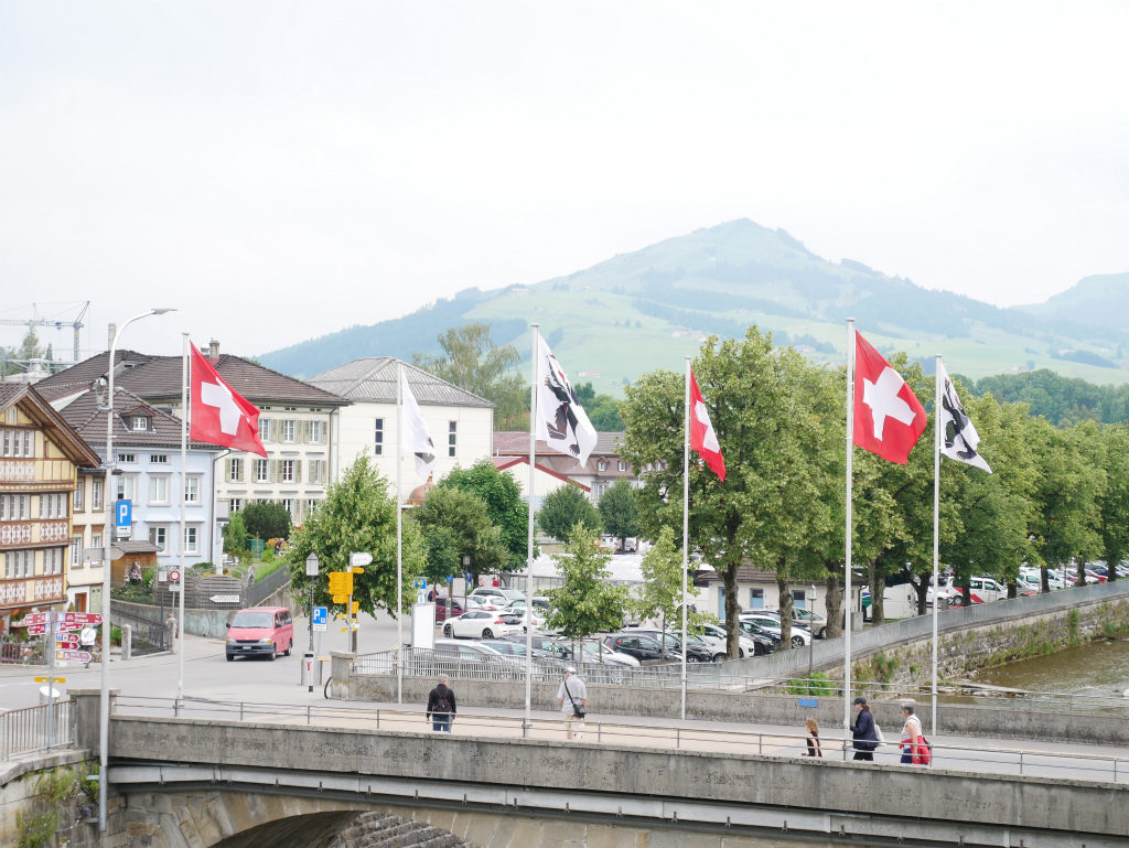 国境封鎖とスイス人家庭の生活コストの関係