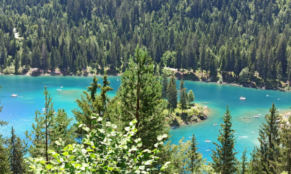 スイスの人気スポット、カウマ湖